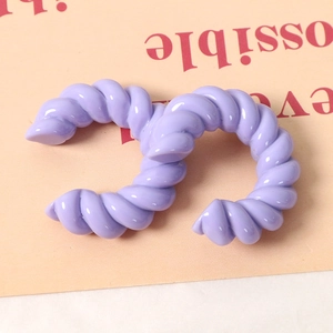 Accessori in resina viola a forma di C intrecciata per gioielli fai-da-te su rosa