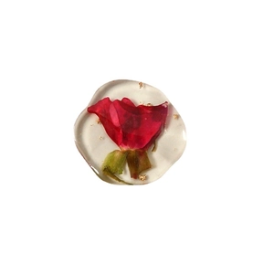 Pendentif en résine fait main avec de vrais pétales de rose rouge et flocons d'or chic