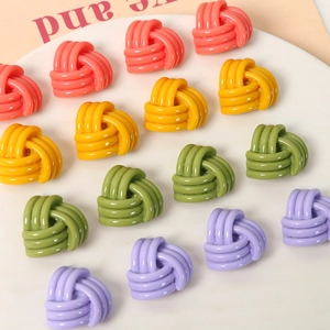 Détails macro de boutons en résine en forme de cœur avec texture tressée pour DIY