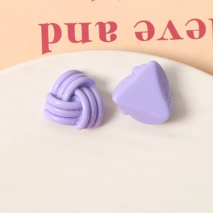 Macro d'accessoires en résine violette avec texture tissée 3D sur plateau blanc chic