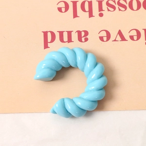 Dettaglio dell'accessorio per orecchini in resina intrecciata azzurro con finitura lucida