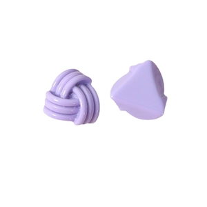 Boucles d'oreilles en résine lilas avec texture spirale et forme triangulaire