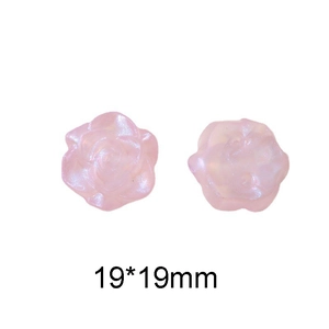 Detalle de dos flores de camelia de resina rosa de 19x19mm con un acabado perlado