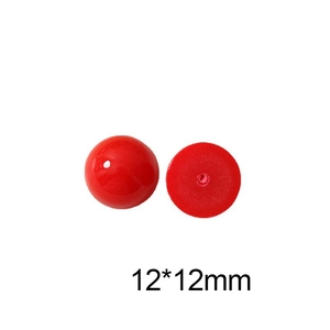 Détail des perles rondes en résine rouge 12mm avec face bombée et trou de fixation