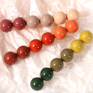 Lot de barrettes colorées en perles de résine aux tons chauds sur pinces en métal doré