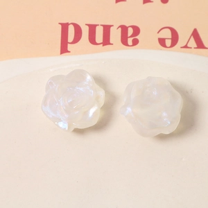 Detalle macro de dijes de camelia de resina nacarada para joyas de bricolaje y accesorios