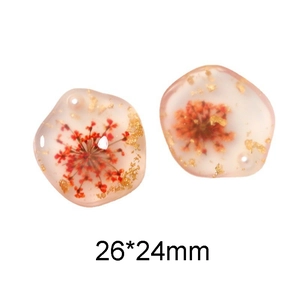 Makroansicht des 26x24mm Harzanhängers mit roten Trockenblumen und Goldfolie-Details