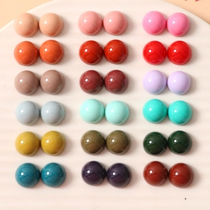 Vue détaillée de cabochons en résine colorée de 12mm pour la création de boucles d'oreilles