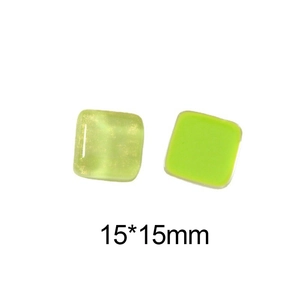 Dettaglio di perle quadrate in resina 15mm con glitter dorati ed effetto ondulazione d'acqua