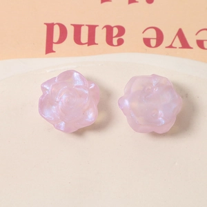Detalle macro de flores de camelia en resina con purpurina irisada para joyería DIY