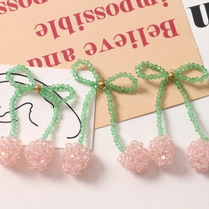 Detail von rosa Kirsch-Anhängern mit grüner Schleife für handgefertigten Schmuck