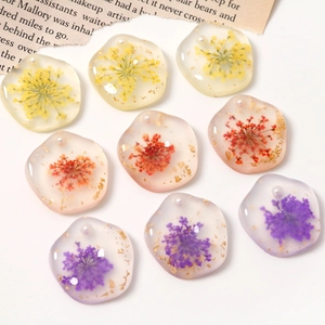 Handgefertigte Harzanhänger mit Trockenblumen, Goldfolie und Perlen für DIY-Schmuck