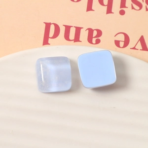 Dettaglio di componenti quadrati per gioielli in resina azzurra 15mm con glitter DIY