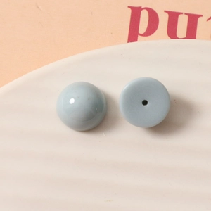 Vue macro de cabochon en résine gris-bleu 12mm avec surface lisse et base à un seul trou