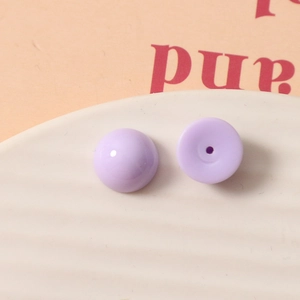 Détail macro de cabochons en résine violet clair 12mm avec surface lisse et trou de base