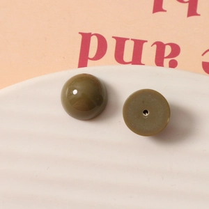 Détail de cabochons en résine vert olive de 12 mm avec surface brillante et base plate