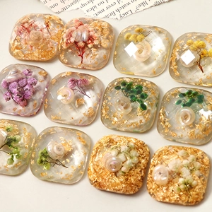 Square resin pendants with real dried flowers and gold leaf foil for DIY crafts