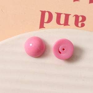 Gros plan de perles demi-rondes en résine rose avec trou arrière pour bijoux DIY