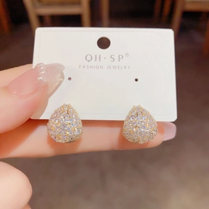 Funkelnde Pavé-Tropfenohrstecker in Gold-Finish auf Schmuck-Displaykarte