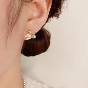 Orecchini a ciliegia delicati con fiore di zircone e perla su base dorata