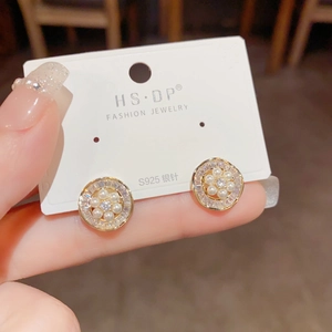 Pendientes de flores con perlas y circonitas con agujas de plata S925 sostenidos a mano