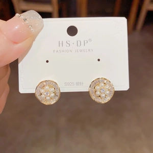 Detalle de pendientes florales de circón y perlas en tarjeta de joyería plata S925