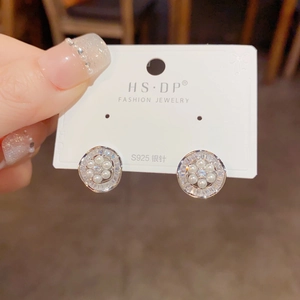 Primer plano detallado de pendientes de perlas y circonitas con postes de plata S925