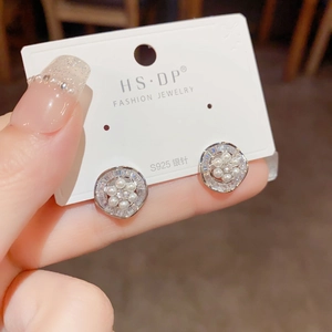 Primer plano detallado de pendientes de plata S925 con perlas y circonitas brillantes