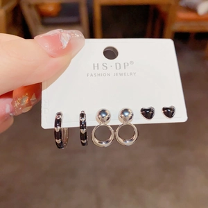 Detailansicht eines 3-Paar-Herz-Ohrring-Sets in Schwarz und Silber auf Displaykarte