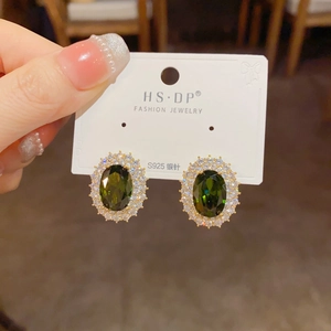 Boucles d'oreilles ovales vert émeraude de luxe avec halo de zircones et tiges en argent S925