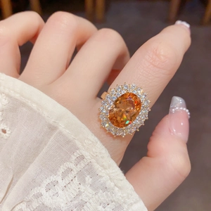 Bague luxueuse avec zircon ovale orange champagne et double halo de cristaux blancs