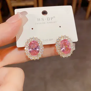 Boucles d'oreilles ovales roses avec tige en argent S925 et cristaux sur une carte d'exposition