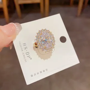Détail d'une bague plaquée or véritable avec un grand halo ovale en zircone cubique