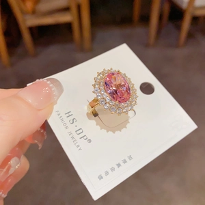 Vue détaillée d'une bague de luxe avec zircon rose ovale et double halo de cristaux