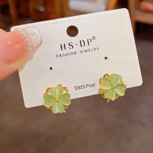 Detail of four-leaf clover earrings with green opal and S925 silver needles