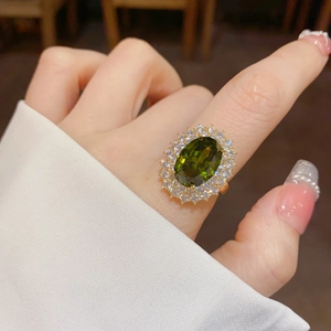 Vue macro d'une bague émeraude ovale de luxe avec double halo de zircons
