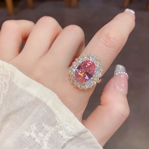 Gros plan sur bague de luxe avec gemme rose et entourage de zircons étincelants