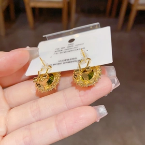Détail d'une boucle d'oreille goutte émeraude plaquée or 14K avec tige en argent S925