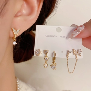 Elegantes Set aus goldfarbenen Ohrringen mit Zirkonia-Schmetterlingen und Herzanhängern