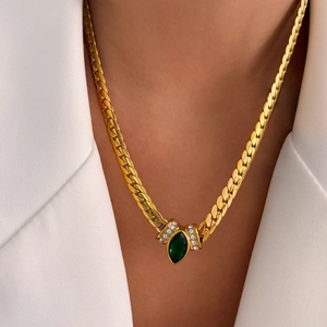 Λεπτομέρεια από vintage επίχρυση πλεκτή αλυσίδα 18k με μενταγιόν σμαράγδι marquise