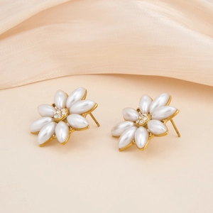 Nahaufnahme der Gänseblümchen-Ohrringe mit Tropfenperlen und Kristallen in 18K Gold