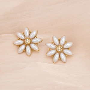 Elegante 18K vergoldete Gänseblümchen-Ohrstecker mit weißen Blüten und glänzendem Kristall