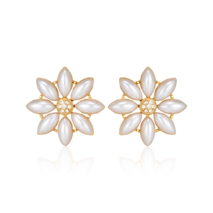 Elegante 18K vergoldete Gänseblümchen-Ohrstecker mit weißen Blütenblättern und Zirkon-Mitte