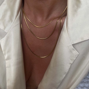 Colliers triple épaisseur en maille serpent dorée pour un look vintage sophistiqué