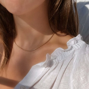 Collar de cadena de cuentas de oro de 18 quilates usado por una modelo elegante