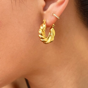 18k vergoldete Edelstahl Twist Croissant Ohrringe mit gedrehter Textur und Zirkon-Detail