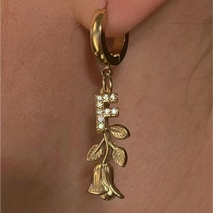 Vintage Titanstahl Rose Blume Ohrhänger Für Damen Vergoldet Buchstabe F Strass Huggie Hoop Ohrring Schmuck