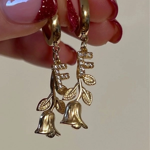Elegante goldene Ohrhänger mit Kristall-Buchstabe F und zartem Blumenanhänger