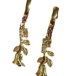 Schicke goldfarbene Creolen mit Zirkonia-Buchstabe F und eleganten Rosenanhängern