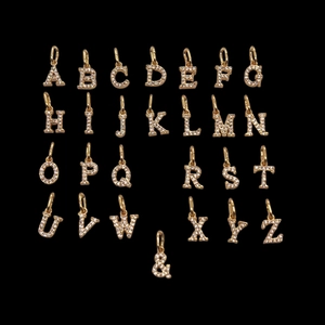 Alphabet-Anhänger-Set 18k vergoldet A-Z mit Zirkoniasteinen auf schwarzem Hintergrund